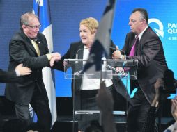 Pauline Marois, nueva primera ministra de Quebec, es conducida por sus guardaespaldas, ante los disparos. AP  /