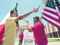 La Ley SB 1070 ha dividido al Estado de Arizona. En la imagen, una discusión en una marcha en contra de la norma, en Tucson. AP  /