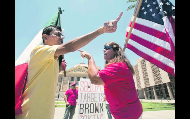 La Ley SB 1070 ha dividido al Estado de Arizona. En la imagen, una discusión en una marcha en contra de la norma, en Tucson. AP  /