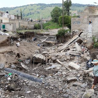 Liberan primeros apoyos a damnificados por tromba del 6 de agosto