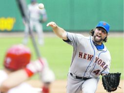 Preciso. R.A. Dickey realiza un lanzamiento durante el partido en San Luis. AFP  /