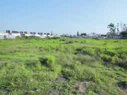 Aquí debería haber una escuela. Los alumnos tomaron clases durante dos días en una cancha de futbol rápido.  /