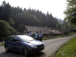 Agentes de policía resguardan el acceso a la zona de campamentos donde murieron cuatro personas. AP  /