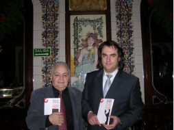 Vázquez-Rial y Miguel Angel de Rus durante la presentación de la colección Cuatro Negras. ESPECIAL  /