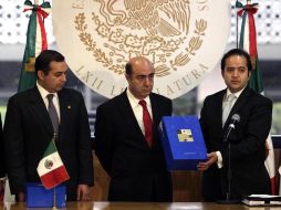 El pasada 1 de septiembre, el secretario de Gobernación, Alejandro Poiré (der), entregó el Informe por escrito. ARCHIVO  /