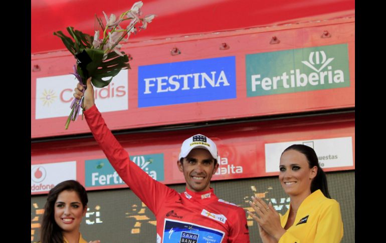 El ciclista, Alberto Contador, en el podium con el maillot de líder tras la decimoctava etapa. EFE  /