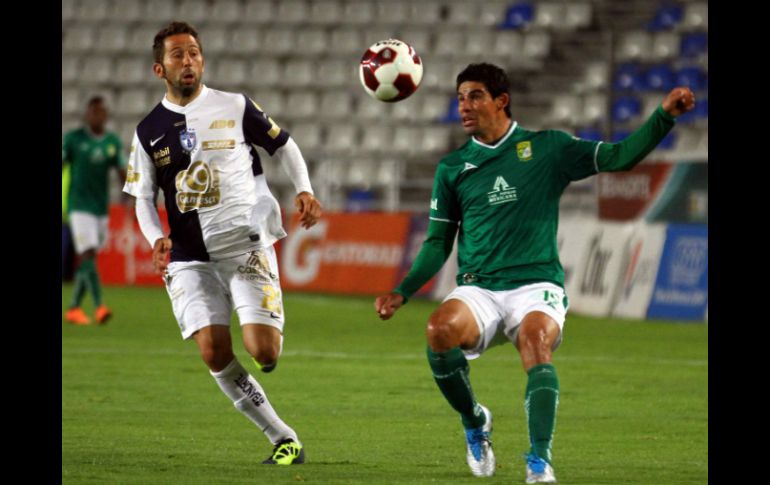 Los equipos mexicanos León (i) y Pachuca (d)  entrarían a la bolsa. ARCHIVO  /