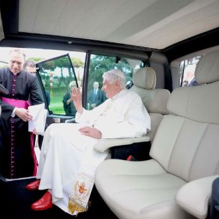 Benedicto XVI estrena auto eléctrico