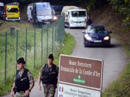 Autoridades forenses trasladaron el vehículo donde fueron encontradas las víctimas. AFP  /