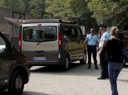 Un coche fúnebre entra en la zona donde se halló un vehículo  cuyos ocupantes habían sido acribillados. EFE  /