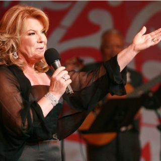 Vikki Carr vuelve con un nuevo disco