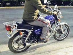 Los ladrones aprovechan las horas pico para subirse a la banqueta y ''arrebatar'' las pertenencias del peatón. ARCHIVO  /