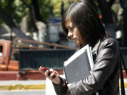 Personas que caminan tranquilamente por el Centro Histórico pueden ser víctimas de ladrones en motocicletas. ARCHIVO  /