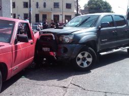 El robo de la camioneta negra, terminó en persecución y posterior choque.  /