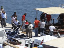 Miembros de la guardia costera turca rescatan los cuerpos de las víctimas del naufragio. EFE  /