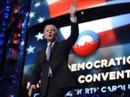 El vicepresidente estadounidense, Joe Biden, saluda a los delegados en la clausura de la convención del Partido Demócrata. EFE  /