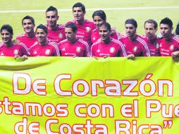 Los jugadores del Tri salieron con una manta en apoyo a los afectados por el temblor que sacudió a Costa Rica el miércoles. MEXSPORT  /