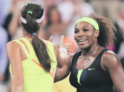 Adiós. Serena Williams se saluda con Ana Ivanovic, tras el encuentro que disputaron en los cuartos de final. AFP  /