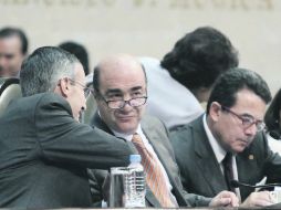 Mesa directiva. El diputado panista José González Morfín dialoga con Jesús Murillo Karam, presidente de la Cámara baja. EL UNIVERSAL  /