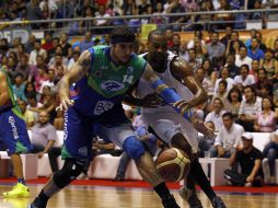 Leroy Dickeron, de Xalapa, fue una pesadilla para la escuadra local, pues se despachó con 24 puntos, casi todos en la segunda mitad.  /