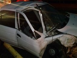 El auto compacto se impactó en el muro de contención de entrada al puente. ESPECIAL  /