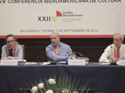 Al centro, el ministro español José Ignacio Wert, durante la conferencia. EFE  /