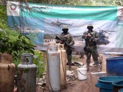 Personal de Infantería aseguró un presunto laboratorio clandestino para procesar droga, ubicado cerca de Ciudad Guzmán. EFE  /