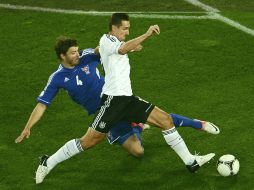Miroslav Klose trata de evitar que le despojen del balón durante el juego entre Alemania e Islas Faroe. EFE  /