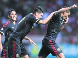 Carlos Salcido (derecha), indicó el camino para la victoria al anotar el primer gol en el tiempo inicial. MEXSPORT  /
