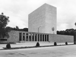 La Biblioteca Pública del Estado (fotografía de 1975), frente al Parque Agua Azul, es una de las obras del arquitecto Julio de la Peña.  /
