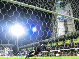 Los ingleses se destaparon en Moldavia y golearon 5-0. Frank Lampard (izquierda) convierte de penal una de sus dos anotaciones. REUTERS  /