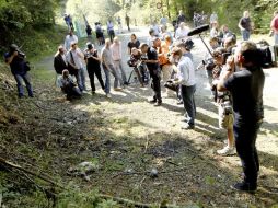 Un grupo de periodistas toma imágenes en el lugar donde las cuatro personas fueron asesinadas. EFE  /