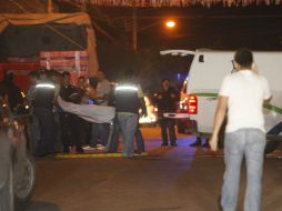 Hasta la escena del crimen, agentes del Servicio Médico Forense arribaron para hacerse cargo del cadáver. ARCHIVO  /