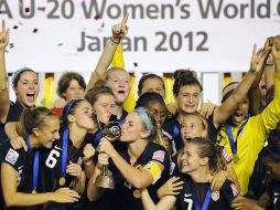 La escuadra femenil de EU celebra con la copa mundial en mano en su tricampeonato sub-20. EFE  /