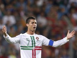 La UEFA otorgó el premio al mejor futbolista del año en Europa a Iniesta, lo que puso un tanto triste a Cristiano. REUTERS  /