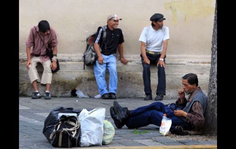 Millones de migrantes en EU no puden obtener un empleo ni una vivienda que les permita vivir de forma segura. ARCHIVO  /