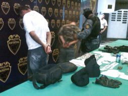 Los detenidos junto con el arma, la motoneta y las drogas fueron puestos a disposición de un agente del Ministerio Público.  /