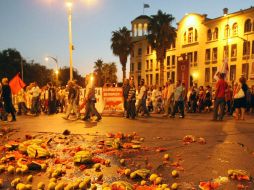 Manifestantes marchan después de que granjeros lanzaran sandías en contra de las nuevas medidas de austeridad. EFE  /