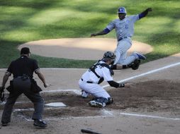 Lorenzo Caín trata de llegar a salvo al home en el partido entre Reales y Medias Blancas. AFP  /
