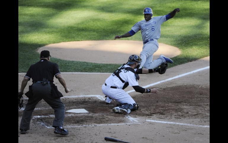 Lorenzo Caín trata de llegar a salvo al home en el partido entre Reales y Medias Blancas. AFP  /
