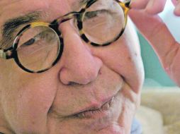 Manía. El escritor Alfredo Bryce suele escribir en las tardes, después del almuerzo.  /