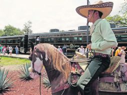 Folclor. Además del paseo en tren, el recorrido ofrece la oportunidad de echar un vistazo a las tareas de la jima.  /