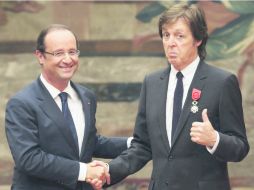 El presidente François Hollande entregó la insignia que reconoce la obra del músico británico. EFE  /