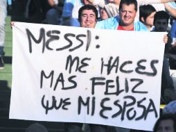 Cariño en las gradas. Un aficionado muestra una manta en apoyo al atacante argentino, que anotó un gol en el triunfo sobre Paraguay.EFE  /