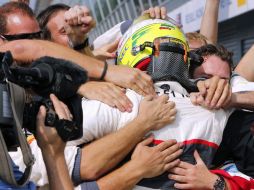 El piloto mexicano es felicitado por su segundo lugar en la carrera. REUTERS  /