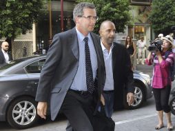 Klaus Masuch (i), del Banco Central Europeo, llega a reunirse con Yannis Sturnaras, quien va a presentar el programa de recortes. EFE  /