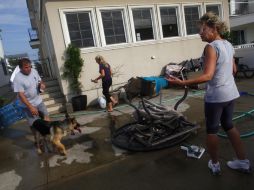 La gente comienza con la limpieza y ordenamiento de sus casas tras el paso de los tornados. REUTERS  /