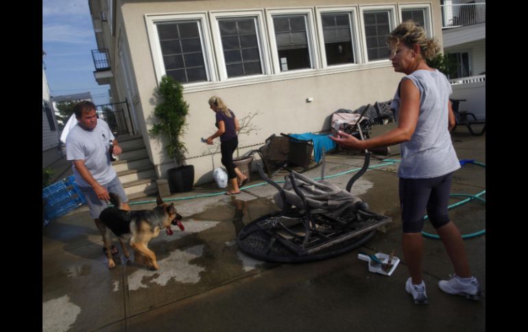 La gente comienza con la limpieza y ordenamiento de sus casas tras el paso de los tornados. REUTERS  /