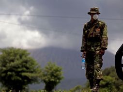 Un soldado nicaragüense usa una máscara protectora en las faldas del volcán San Cristóbal. AP  /