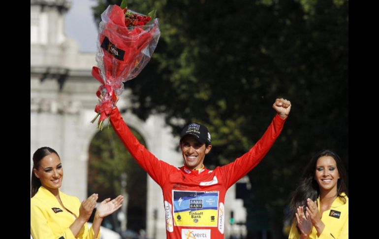El español celebra en el podio el haber conquistado el primer lugar. EFE  /